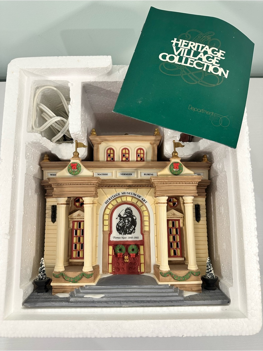 Department 56 Christmas In The City - Heritage Museum of Art - Picture 11 of 11
